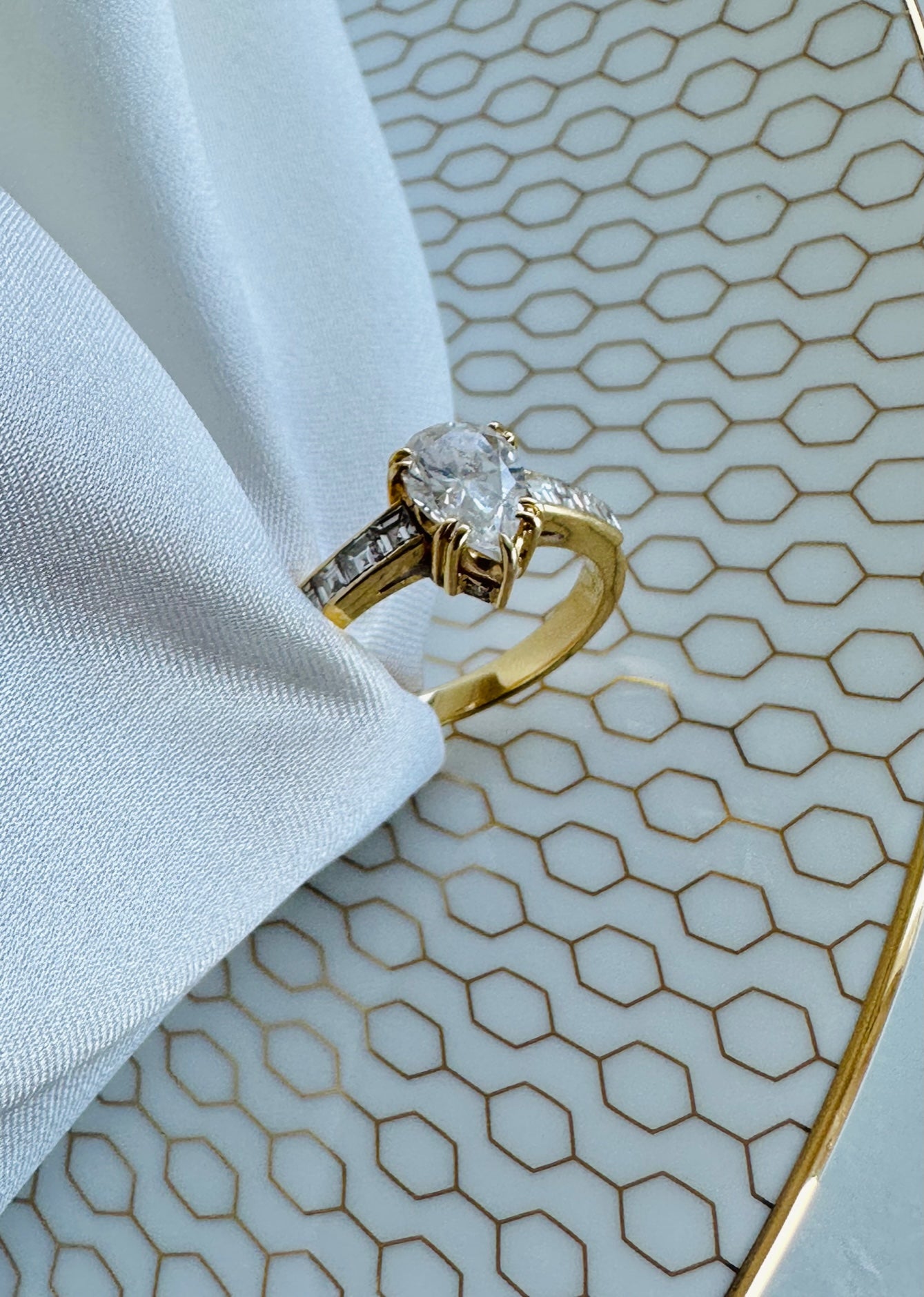 18K White Gold Pear Shaped Diamond Ring