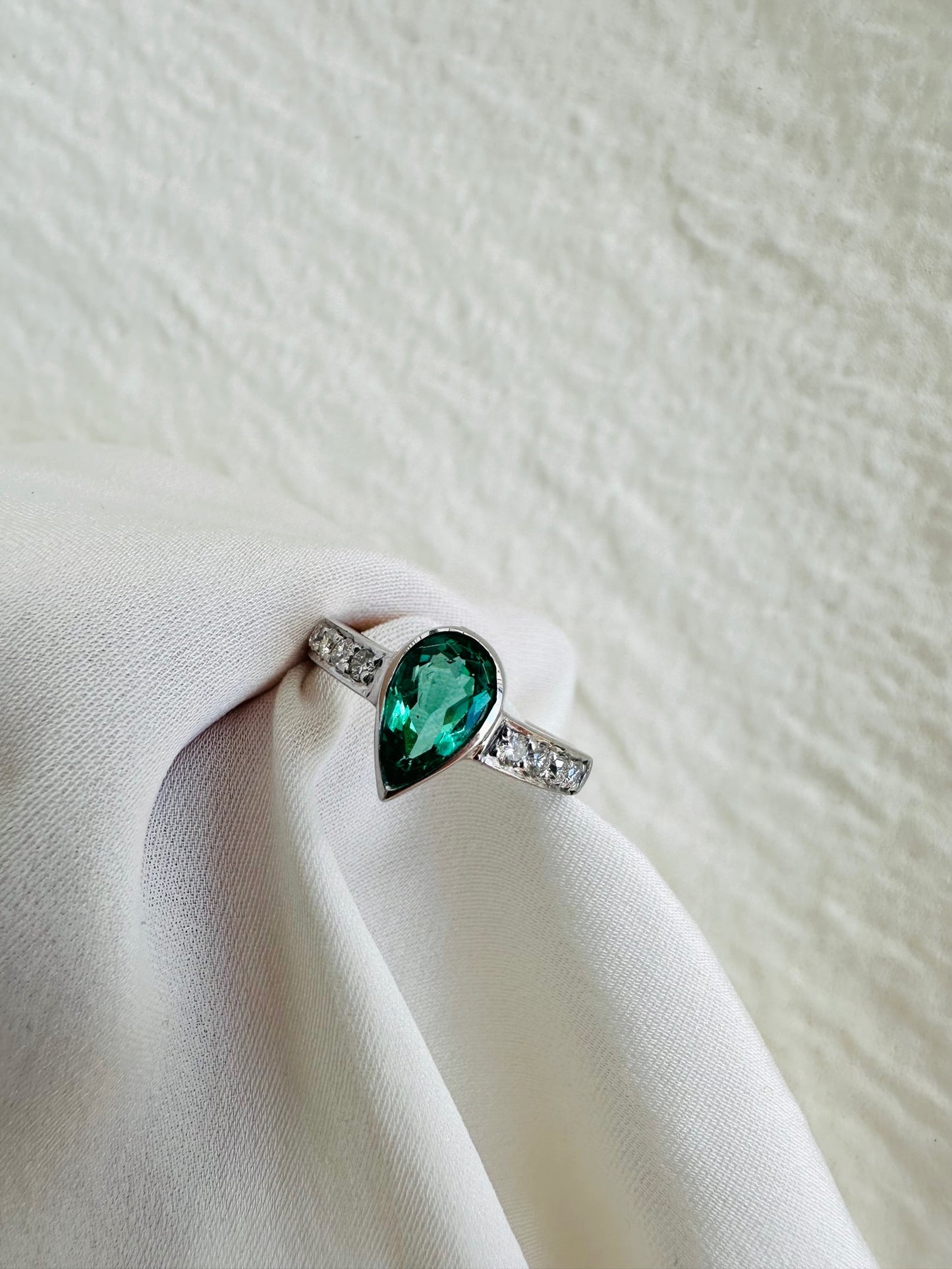 Colombian Emerald and Diamond Ring