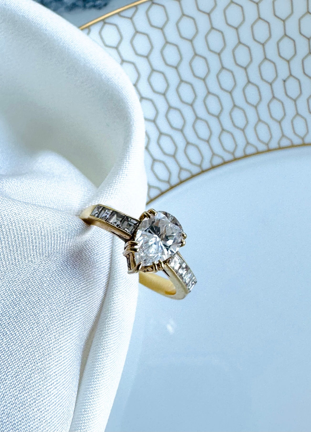 18K White Gold Pear Shaped Diamond Ring