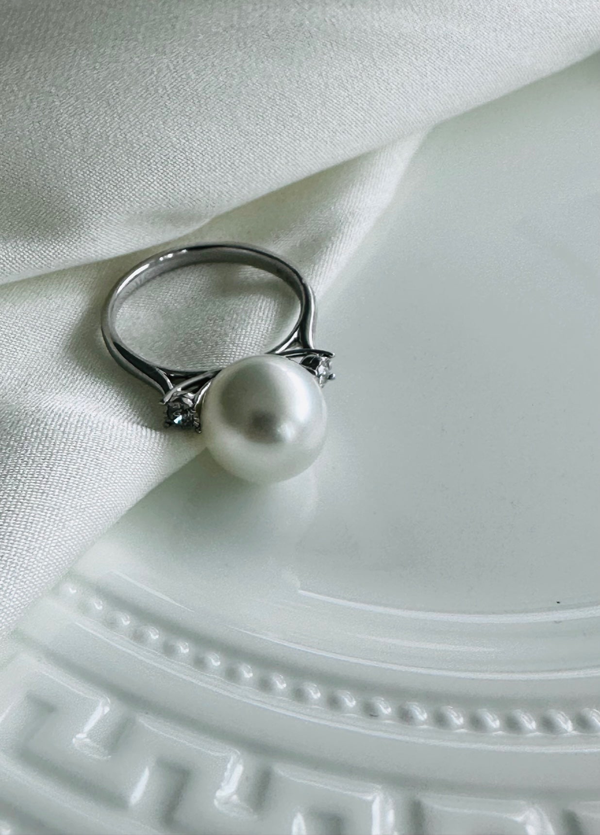 White South Sea Pearl Diamond Ring