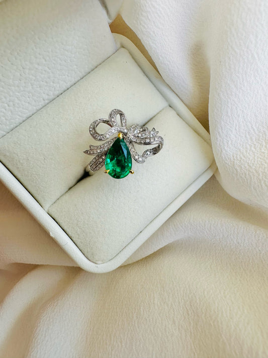 Ruban Emerald Ring
